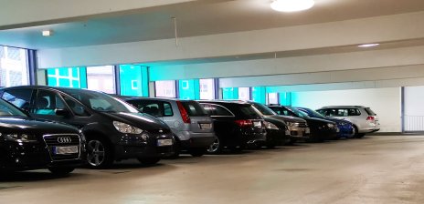 Eine Aufnahme in dem Parkhaus Stehpani, auf einer Etage mit parkenden Autos.