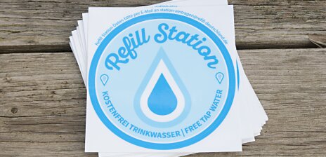 Das Logo von Refill Deutschland ist hellblau, rund und zeigt einen Tropfen.