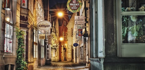 Blick in die leere nächtliche Hauotgasse des Bremer Altstadtviertels Schnoor