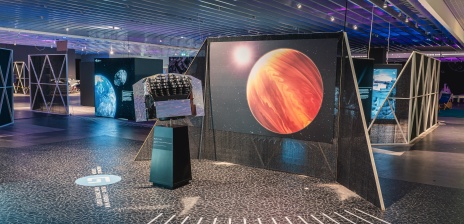 Eindrücke aus dem Space Hub Bremen. Eine Sonde steht in der Mitte des Raums.