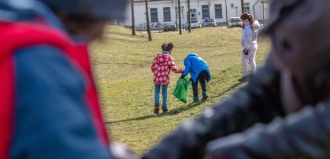 Menschen räumen die Stadt auf.