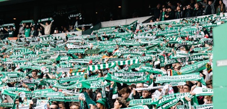 Hunderte Fans halten ihren Werderschal in die Luft. 
