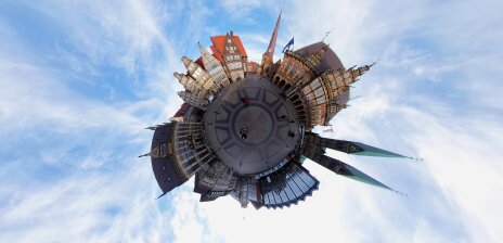 Eine Tinyplanet-Aufnahme des Marktplatzes zeigt das Herzstück Bremens in Kugelform