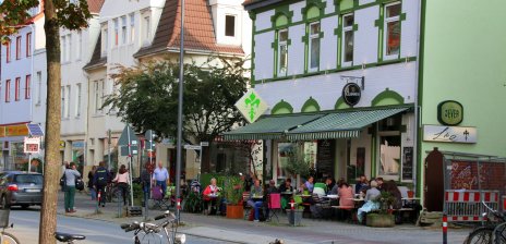 Blick auf ein belebtes Café in Findorff