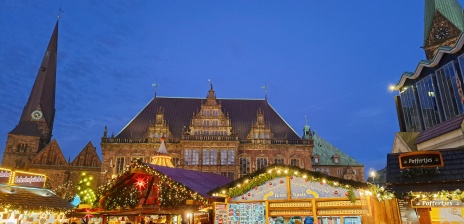 Weihnachtsmarkt auf dem Bremer Marktplatz in abendlicher Stimmung.