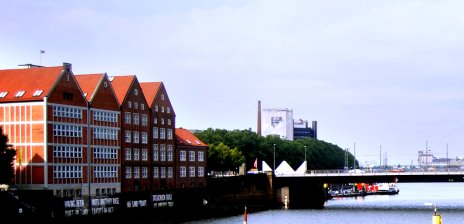 Blick die Weser entlang, linker Hand das Gebäude der Weserburg.