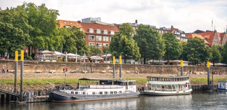 Das Schiff "MS Loretta" auf der Weser in Bremen. Im Hintergrund ist die Flaniermeile "Schlachte" zu sehen. Neben der MS Loretta liegt das Schiff "MS Friedrich".