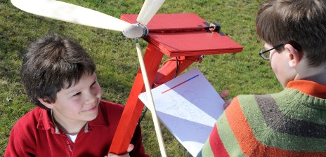 Kinder mit einem selbst gebauten Windrad