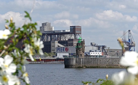 Blick über die Weser auf den Hafen mit der kolossalen Getreideverkehrsanlage, dem Pier 2 und dem Molenturm