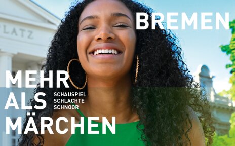 Eine junge Frau steht lachend vor dem Theater am Goetheplatz. Sie hat schwarze Locken und trägt goldene Creolen. Schriftzug im Bild: "Bremen - Mehr als Märchen. Schauspiel, Schlachte, Schnoor".