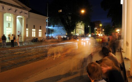 Foto aus dem Bremer Viertel bei Nacht. Die Menschen sind leicht verschwommen zu sehen.