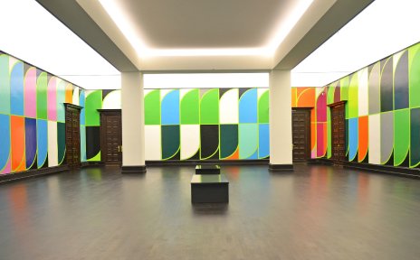 Ausstellungsraum mit einem bunten Wandgemälde