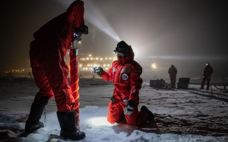 Zwei Forscher in der Arktis