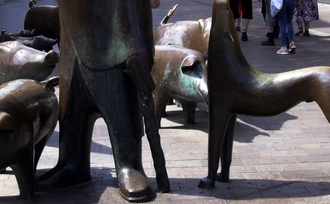 Bronzenes Denkmal in der Sögestraße mit einem Hirten, seinem Hund und Schweinen.