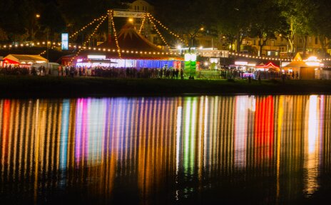 Bunte Lichter spiegeln sich in der Weser