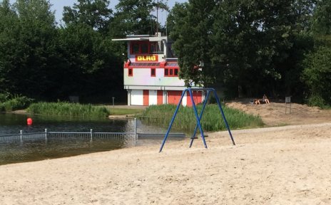 Ein Bild vom idyllischen Bultensee mit hellem Sandstrand und Volleyballfeld.