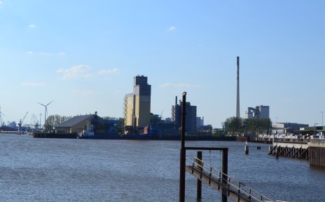 Aussicht auf ein Hafenbecken, im Hintergrund Industriebauten; Quelle: WFB/bremen.online - MDR