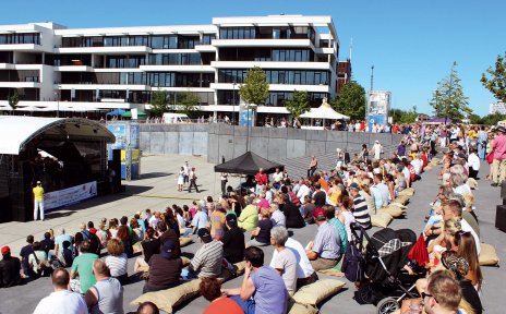 Eine breite Aufnahme des Europahafens mit viel Publikum und einer Bühne.