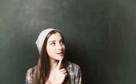 Junge Frau vor einer Schultafel Quelle: fotolia; drubig-photo