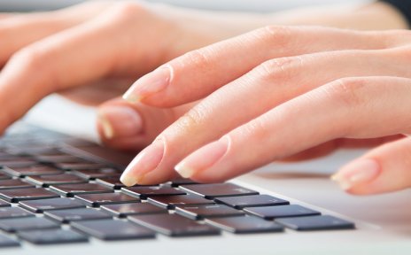 Hnde, die eine Tastatur bedienen