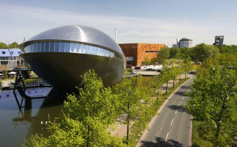 Aufnahme vom Gelände des Universum Bremen mit walförmigen Science Center, würfelförmiger SchauBox und Außengelände