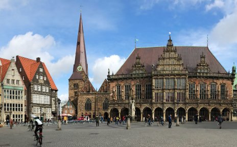 Der Marktplatz mit dem Rathaus in der Mitte und der Bürgerschaft auf der rechten Seite aus der Panoramaperspektive