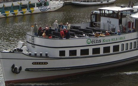 Das Fahrgastschiff Oceana in Fahrt auf der Weser.
