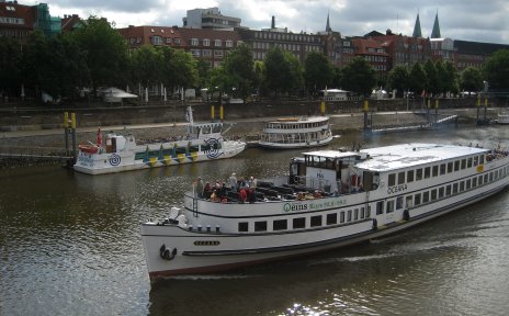 Das Fahrgastschiff Oceana in Fahrt auf der Weser.