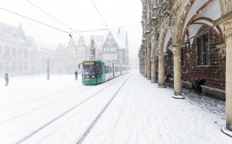 Eine Straßenbahn fährt am schneebedeckten Marktplatz vorbei; Quelle: WFB/Hellmann