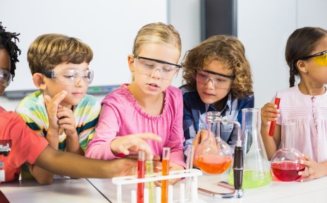 Schulkinder experimentieren im Chemieunterricht
