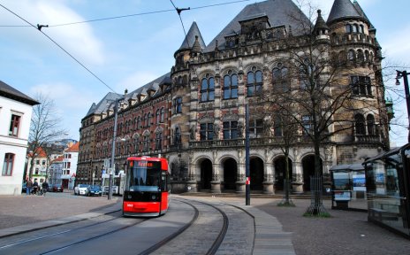  Eine Straßenbahn fährt Richtung Domsheide, im Hintergrund das Landesgericht 