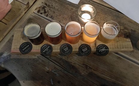 Ein Foto von verschiedenen Biersorten in Gläsern nebeneinander.