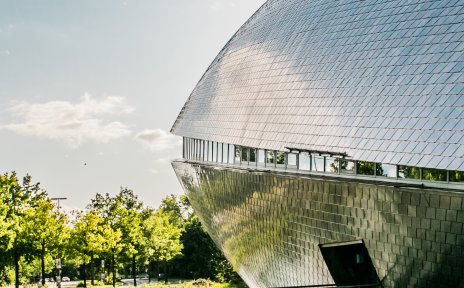 Das futuristische, walförmige Gebäude des Universum Bremen