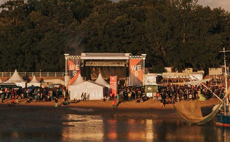 Das Watt En Schlick Festival am Nordseestrand. Mit zwei Bühnen und einem Fischkutter.