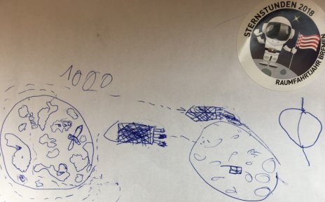 Eine mit Kuli gezeichnete Kinderzeichnung von einer Rakete, die vom Mond zur Erde fliegt.Rechts klebt ein runder Sticker eines Astronauten, der winkend und die Bremer Speckflagge in der Hand haltend auf dem Mond steht. Über ihm steht in schwarzer Schrift: Sternstunden 2018, unter ihm Raumfahrtjahr Bremen.