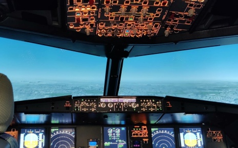 Viele Knöpfe, Schalter und bunte Anzeigen unterhalb und oberhalb der Fenster im Cockpit eines Flugzeugs.