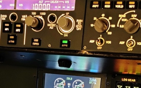 Viele Knöpfe, Schalter und bunte Anzeigen im Cockpit eines Flugzeugs.