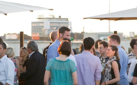 Ein Blick auf das After-Work-Event auf der Dachterrasse des Atlantic Grand Hotels