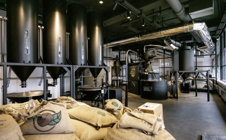 Die Produktionshalle und Kaffeesäcke von der Azul Rösterei am Deich in Bremen