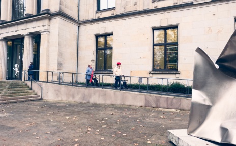 Zwei Damen mit Rollatoren laufen die Rampe vor der Kunsthalle Bremen herunter.
