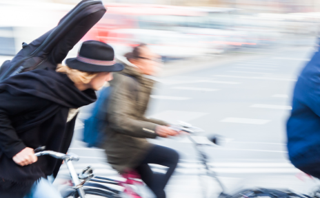 Fahrradfahrer mit Instrumententasche
