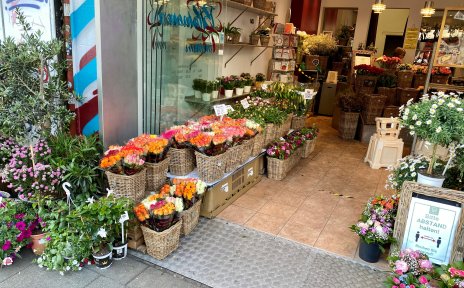 Der Blick in den Laden. An der linken Seite stehen verschiedene Blumenbouquets.