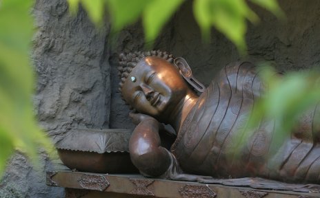 Eine große Himalaya-Buddah Statue im Botanika Garten.