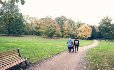 Zwei Frauen laufen in einem Park.
