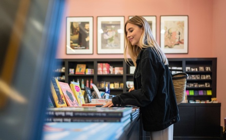 Eine Frau steht im Shop der Kunsthalle Bremen