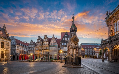 A view of the Roland statue, on the slightly illuminated market square at dusk.