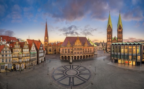 Ein Panoramablick auf den Bremer Marktplatz umringt von Rathaus, Dom, Bürgerschaft und historischen Gebäuden.