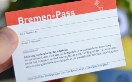 Eine Hand hält den Bremen-Pass; Quelle: bremen.online/MDR