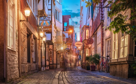 People stroll through the Schnoor in the evening. 