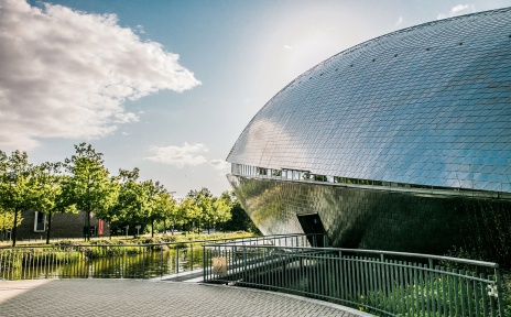 Universum Bremen - Außenansicht mit Eingangsbereich. 